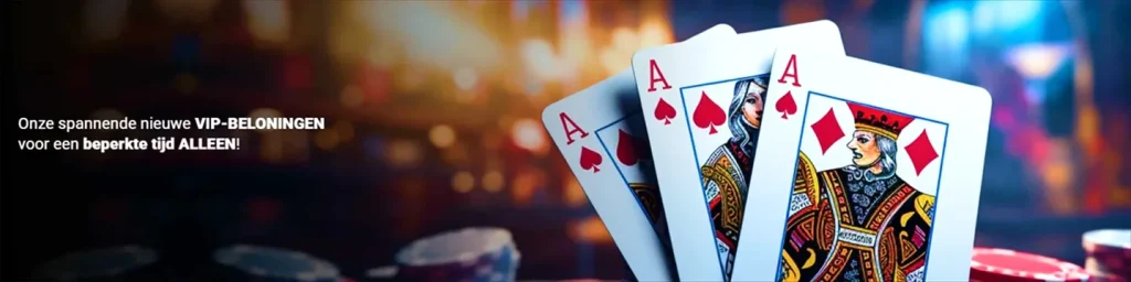 Trois As de pique, cœur et carreau sur fond de casino.